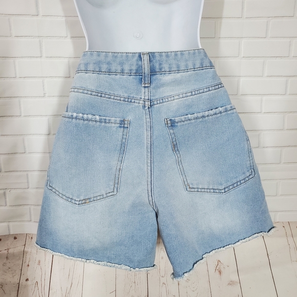 No Boundaries Light Wash Distressed Cut Off Shorts - Picture 7 of 10